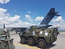 Verladetätigkeiten am militärischen Flughafen Pristina. (Bild öffnet sich in einem neuen Fenster)