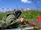 Ein KFOR-Soldat bei der Minensuche. (Bild öffnet sich in einem neuen Fenster)