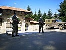 Soldaten der Infanteriekompanie bewachen den Zugang zum Kloster Decane. (Bild öffnet sich in einem neuen Fenster)