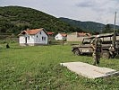 Soldaten des Panzergrenadierbataillons 13 auf Patrouille im Kosovo. (Bild öffnet sich in einem neuen Fenster)