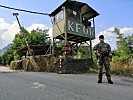 Soldatinnen und Soldaten der Alpha-Kompanie betreiben einen Checkpoint. (Bild öffnet sich in einem neuen Fenster)