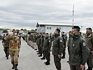 Der KFOR-Kommandant, Generalmajor Michele Risi, schreitet die Front ab. (Bild öffnet sich in einem neuen Fenster)