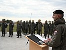 Oberst Thomas Fronek bedankt sich bei der angetretenen Truppe. (Bild öffnet sich in einem neuen Fenster)