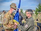 Generalmajor Risi übergibt die NATO-Insignien an Brigadier Schöpf. (Bild öffnet sich in einem neuen Fenster)