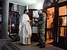 Die Messebesucher erhalten die handgemachten Rosenkränze aus Betlehem. (Bild öffnet sich in einem neuen Fenster)