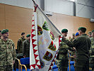 Generalmajor Wagner übergibt die Insignie an Oberst Sitzwohl.