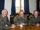 Gen Kammerhoff im Gespräch mit Obstlt Willmann und ObstdG Weiner. (Bild öffnet sich in einem neuen Fenster)