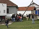 Besonders für die Kinder ist der Einsatz ein Spektakel. (Bild öffnet sich in einem neuen Fenster)