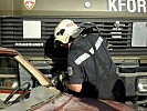 Ein Firefighter der Campfeuerwehr schneidet das Fahrzeug auf. (Bild öffnet sich in einem neuen Fenster)