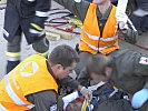 Ein Verletzter wird stabilisiert und abtransportiert. (Bild öffnet sich in einem neuen Fenster)