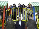 Gaiswinkler und Hirschmugl mit den Benutzern des Spielplatzes. (Bild öffnet sich in einem neuen Fenster)