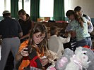 Spielsachen und andere Geschenke lassen Kinderherzen höher schlagen. (Bild öffnet sich in einem neuen Fenster)