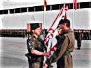 Feldzeichenübergabe durch General Rossmanith an oberstleutnant Klinser. (Bild öffnet sich in einem neuen Fenster)