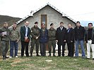 Ein Gruppenbild vor dem neuen Eigenheim. (Bild öffnet sich in einem neuen Fenster)