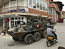 Ein Schweizer Radpanzer "Piranha" auf Patrouille in Orahovac. (Bild öffnet sich in einem neuen Fenster)