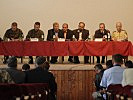 Die Podiumsdiskussion mit Oberstleutnant Schmied, 2.v.l. (Bild öffnet sich in einem neuen Fenster)