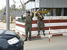 Auch Fahrzeuge werden am "Checkpoint 1" durch die Soldaten angehalten. (Bild öffnet sich in einem neuen Fenster)