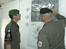 Fruhmann, li. und Hütter besprechen den Einsatz der Wachsoldaten. (Bild öffnet sich in einem neuen Fenster)