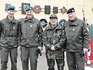 V.r.n.l.: Höfler, De Ona, Christiner und Starlinger vor dem Hauptquartier. (Bild öffnet sich in einem neuen Fenster)