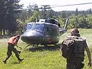 Nach der Kontrolle Weiterflug zur Errichtung der nächsten Strassensperre. (Bild öffnet sich in einem neuen Fenster)