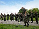 Die Soldaten während der Ausbildung am Minensuchgerät. (Bild öffnet sich in einem neuen Fenster)