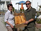 Hptm Jaidl übergibt den Apfelstrudel an eine internationale Vertreterin. (Bild öffnet sich in einem neuen Fenster)