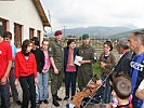 Die Soldaten mit Bewohnern und der Leitung des Waisenhauses. (Bild öffnet sich in einem neuen Fenster)