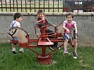 Kinder beim Spielen, das Geld der Soldaten soll ihnen helfen. (Bild öffnet sich in einem neuen Fenster)