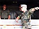 Generalleutnant Holger Kammerhoff im Fachgespräch mit Soldaten. (Bild öffnet sich in einem neuen Fenster)