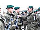 Der Zugskommandant bei der Auszeichnung seiner Soldaten. (Bild öffnet sich in einem neuen Fenster)