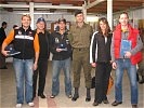 Die Bandmitglieder mit Oberstleutnant Kunert. (Bild öffnet sich in einem neuen Fenster)