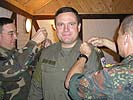 Beförderung durch den deutschen Brigadegeneral Skodowski. (Bild öffnet sich in einem neuen Fenster)