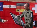 Überreichung eines Bildes an Oberstleutnant Haller. (Bild öffnet sich in einem neuen Fenster)