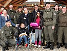 Schwester Johanna und die Beschenkten im Rahmen der Soldaten. (Bild öffnet sich in einem neuen Fenster)