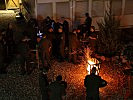 Bei der Agape neben dem Osterfeuer. (Bild öffnet sich in einem neuen Fenster)