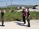 Die Besucherin mit Oberleutnant Juri, l., vor dem CIMIC-Center... (Bild öffnet sich in einem neuen Fenster)