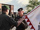 Generalmajor Heidecker, l., übergibt das Feldzeichen an Oberst Anderle. (Bild öffnet sich in einem neuen Fenster)