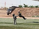 Ein Soldat wird 20 Meter hoch zum Helikopter gezogen. (Bild öffnet sich in einem neuen Fenster)