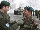 Brigadier Starlinger, l., zeichnete seinen Stabschef aus. (Bild öffnet sich in einem neuen Fenster)