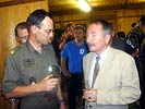 Der TF Kommandant, im Gespräch mit dem UNMIK-Chefadministrator. (Bild öffnet sich in einem neuen Fenster)