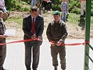 Oberstleutnant Khom, re., und Bürgermeister Asslani eröffnen die Schule. (Bild öffnet sich in einem neuen Fenster)
