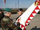 Ugur Tarcin, l., übergibt das Feldzeichen an Oberstleutnant Hrbek. (Bild öffnet sich in einem neuen Fenster)