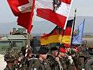 Die Fahnentrupps aus der Schweiz, Österreich und Deutschland. (Bild öffnet sich in einem neuen Fenster)