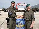 Oberst Wörgötter, r., gratuliert dem neuen Kommandanten. (Bild öffnet sich in einem neuen Fenster)