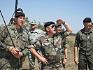 General de Marnhac und Brigadier Prader beobachten eine Drohne. (Bild öffnet sich in einem neuen Fenster)