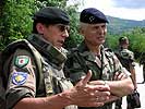 Oberstleutnant Langthaler weist General Valentin in die Lage ein. (Bild öffnet sich in einem neuen Fenster)