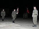 Oberstleutnant Haudej meldet die Angetretenen an Generalleutnant Commenda. (Bild öffnet sich in einem neuen Fenster)