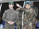 Brigadier Starlinger, l., ließ sich detailliert einweisen. (Bild öffnet sich in einem neuen Fenster)