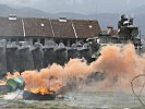 Österreichische Soldaten demonstrierten ihr Vorgehen bei Ausschreitungen. (Bild öffnet sich in einem neuen Fenster)