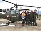 Das erfolgreiche Team vor dem Alouette III Hubschrauber. (Bild öffnet sich in einem neuen Fenster)